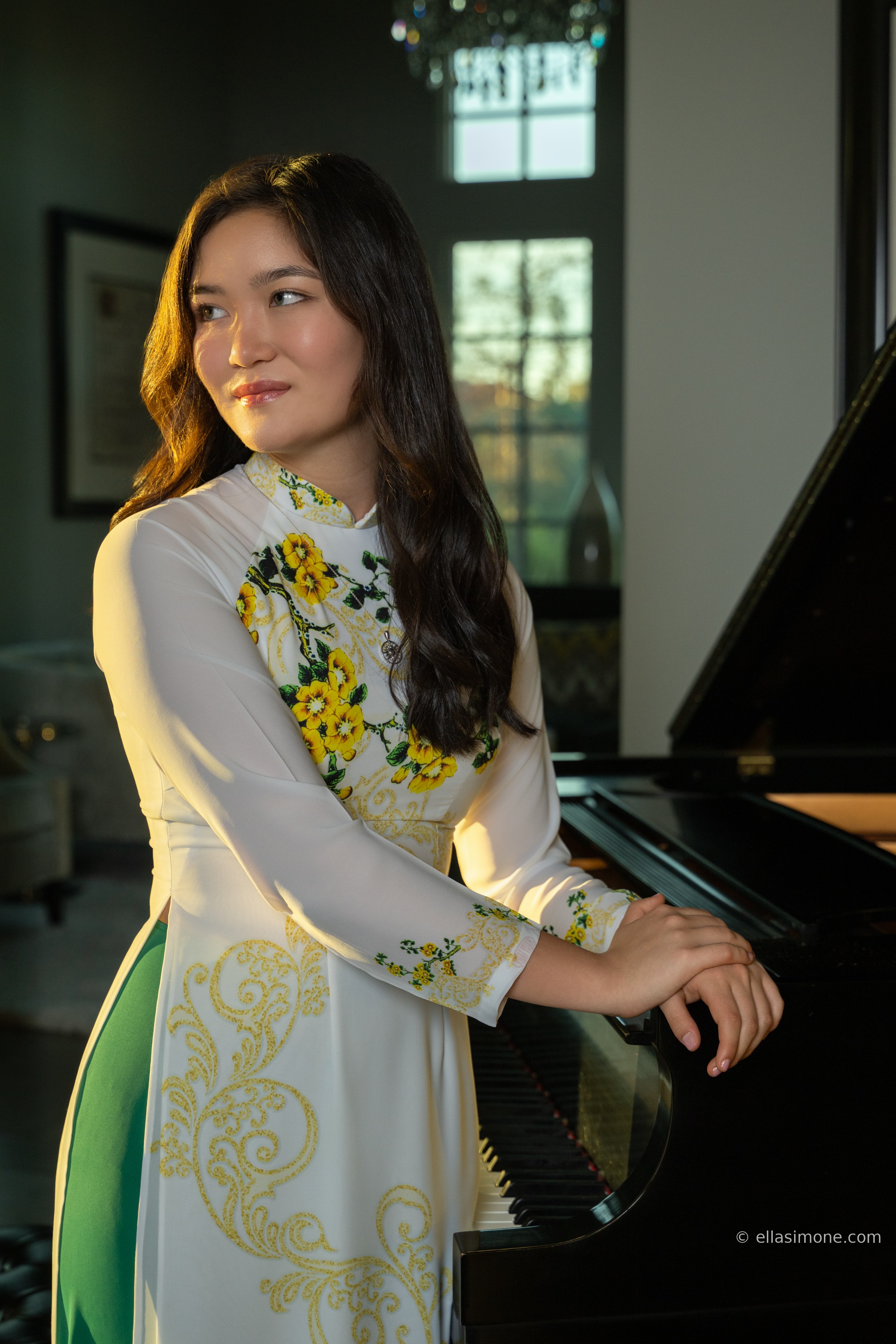 Ellasimone at the piano